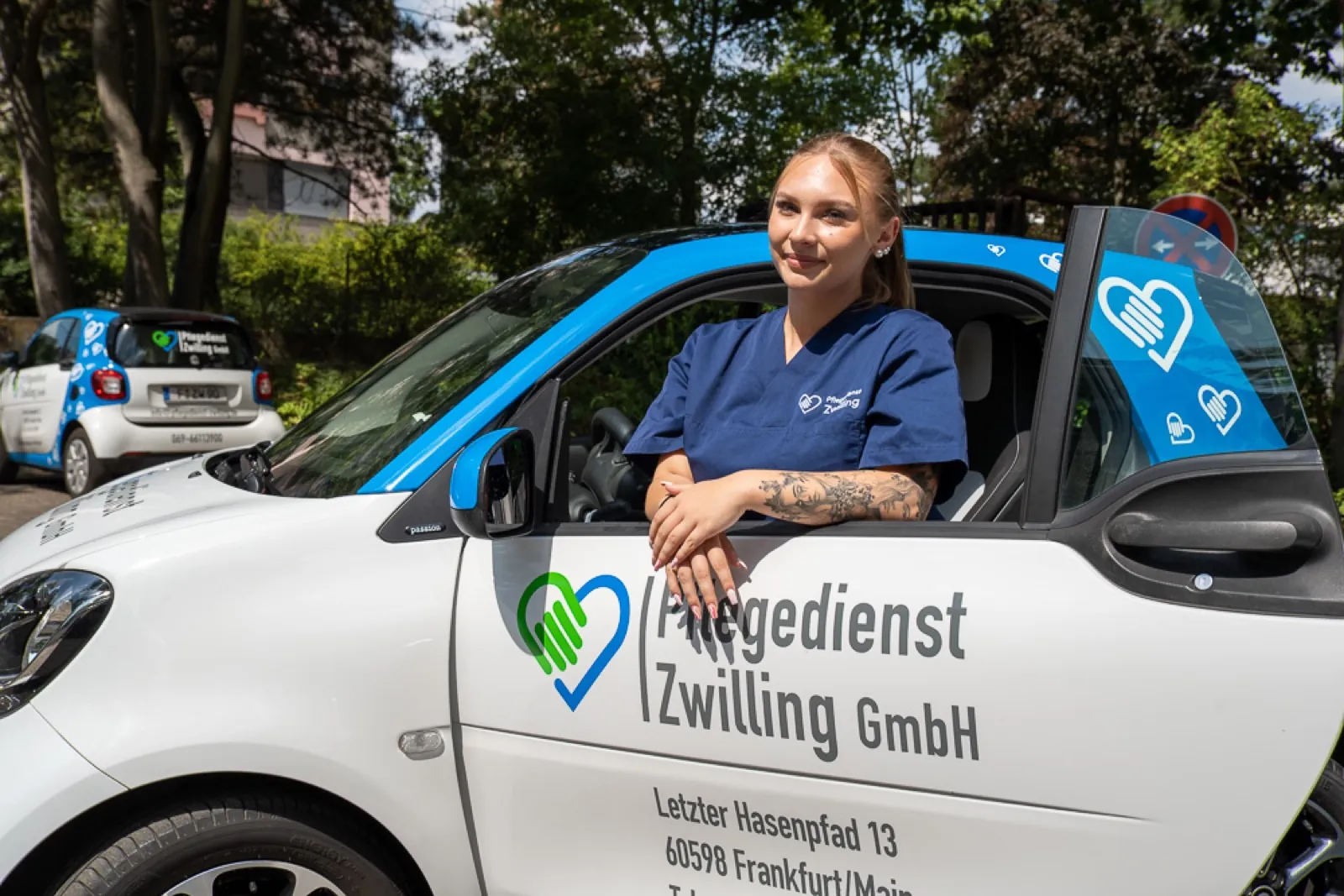 Pflegekraft am Einsatzfahrzeug der Pflegedienst Zwilling GmbH in Frankfurt